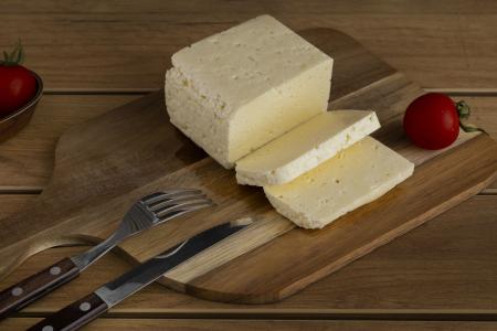 Queijos artesanais fazem parte da identidade cultural de Minas Gerais e atraem turistas em busca de experiências gastronômicas, história e contato com produtores locais.