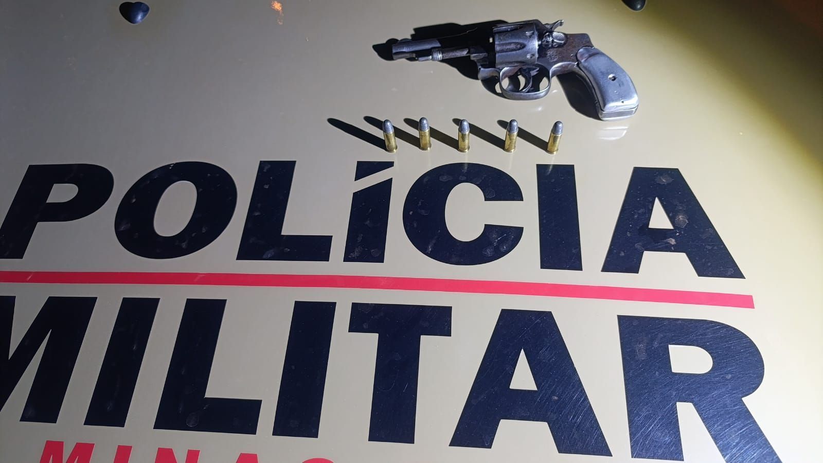 Homem é preso com revólver após ameaçar cliente de bar em Salinas