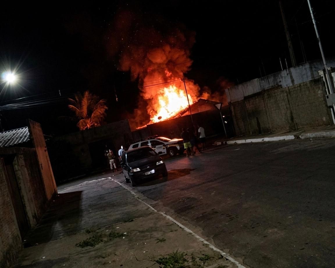 Homem é preso após incendiar casa da mãe e agredir cachorro com enxada em Matias Cardoso