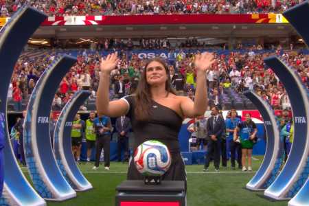 Ilona Maher entra com a bola da partida em Espanha x Áustria