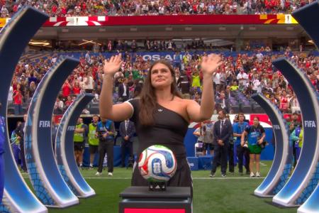 Ilona Maher entra com a bola da partida em Espanha x Áustria