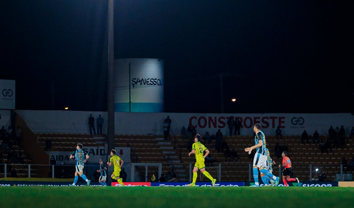 Volante do Grêmio é suspenso, e atacante sai por protocolo de concussão