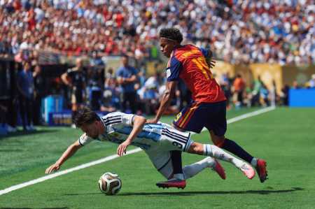 Yamal e Tagliafico disputam jogada em Espanha x Argentina • Reprodução/X @SEFutbol