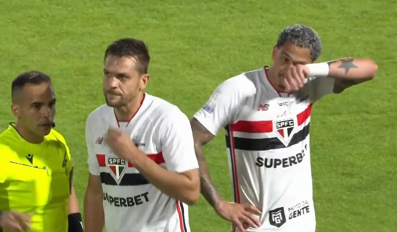Rafael Toloi sofre lesão muscular, é substituído e chora em jogo do São Paulo