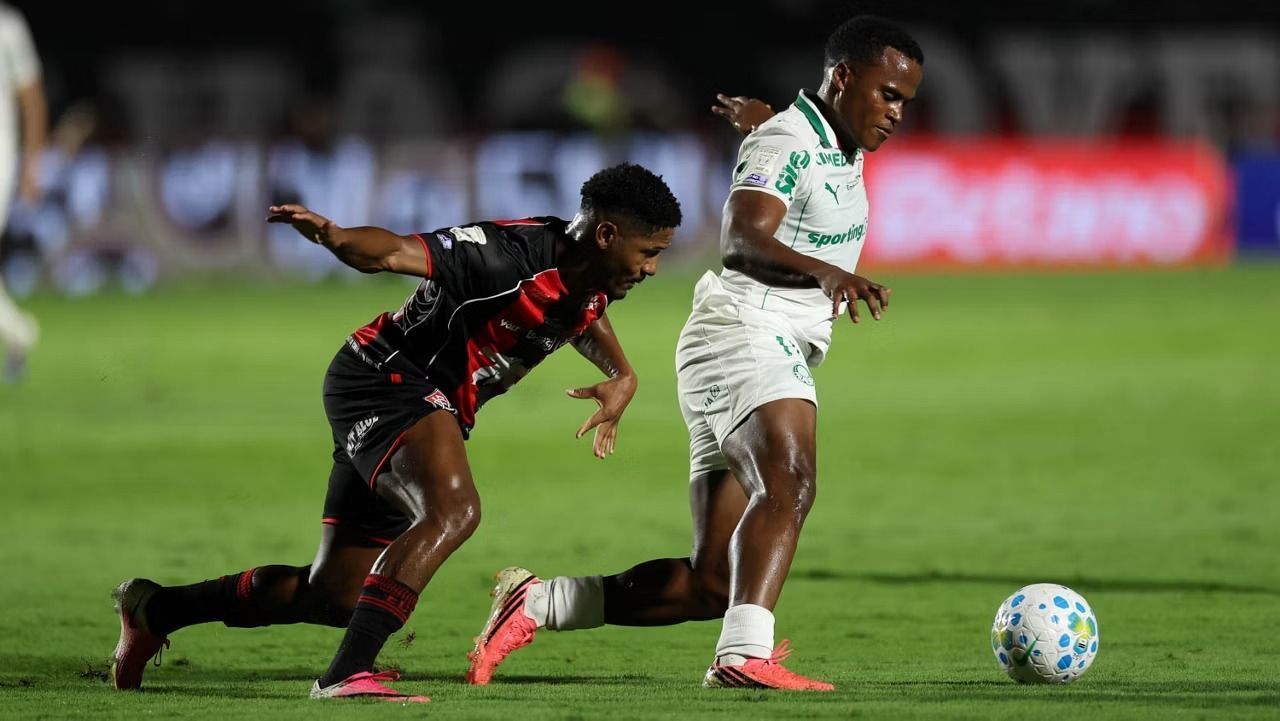 Palmeiras divulga imagem da canela de Arias após entrada de Cacá; veja
