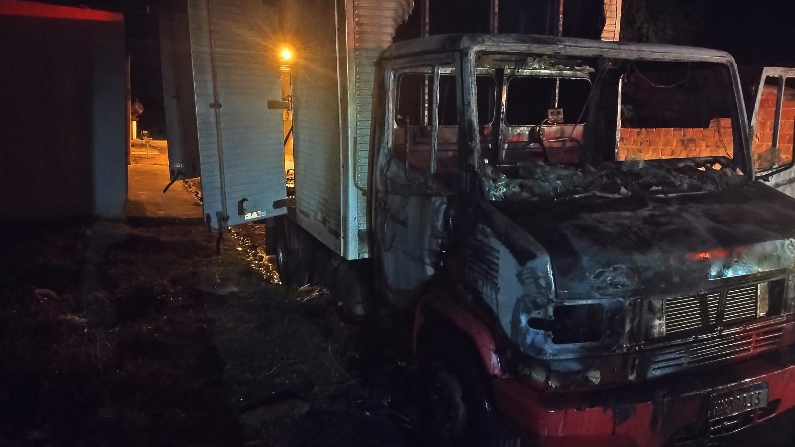 Caminhão pega fogo na Vila Santa Maria, em Francisco Sá, no Norte de Minas