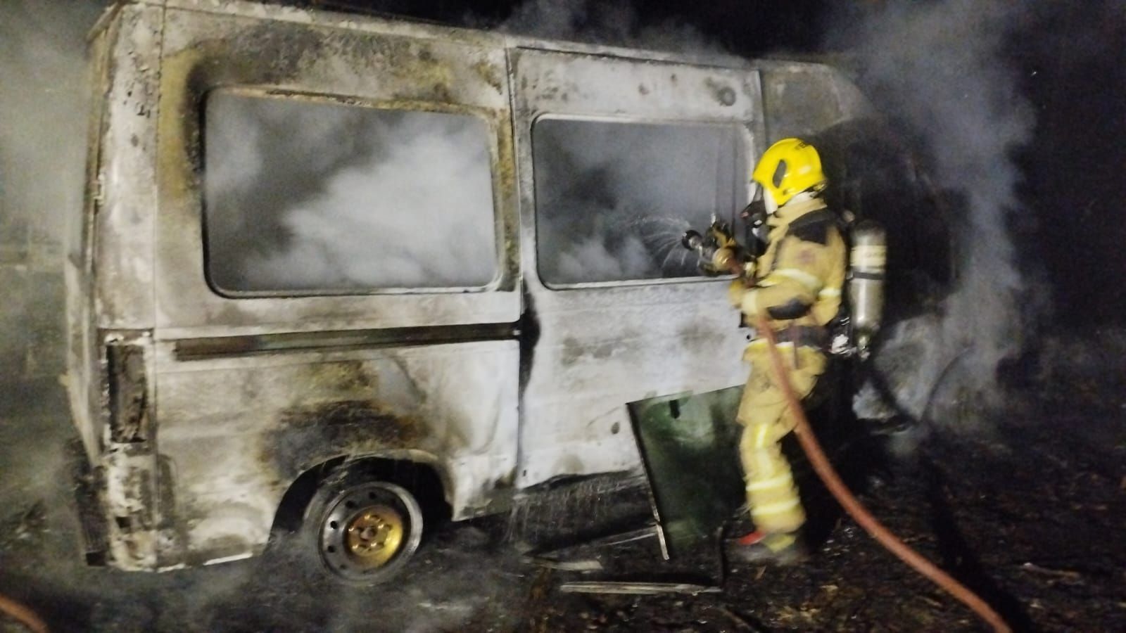 Incêndio atinge oficina mecânica e destrói quatro veículos em Montes Claros