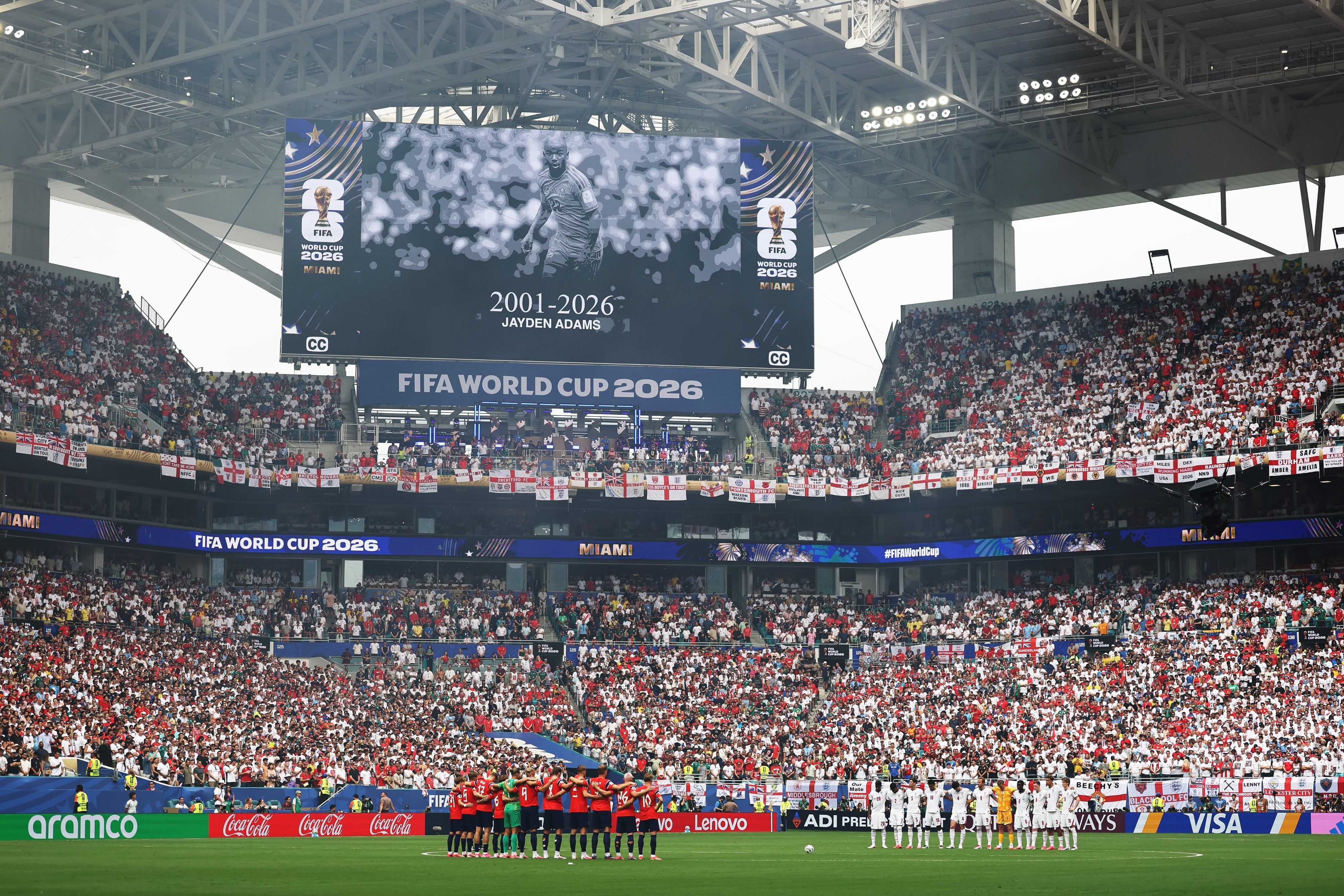 Noruega x Inglaterra: jogo é marcado por homenagem a Jayden Adams
