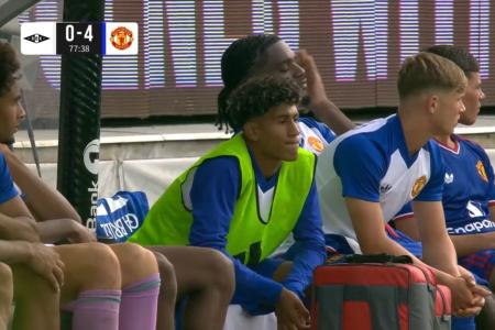 JJ Gabriel no banco do Manchester United contra o Rosenborg • Reprodução/MUTV