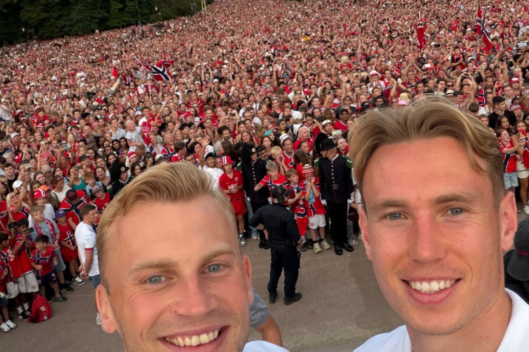 Seleção Norueguesa é recepcionada por milhares de pessoas e fazem desfile após a Copa