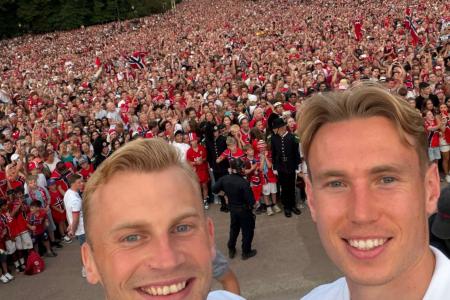 Jogadores da Noruega com a multidão que foi recepcioná-los