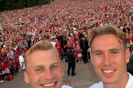 Jogadores da Noruega com a multidão que foi recepcioná-los