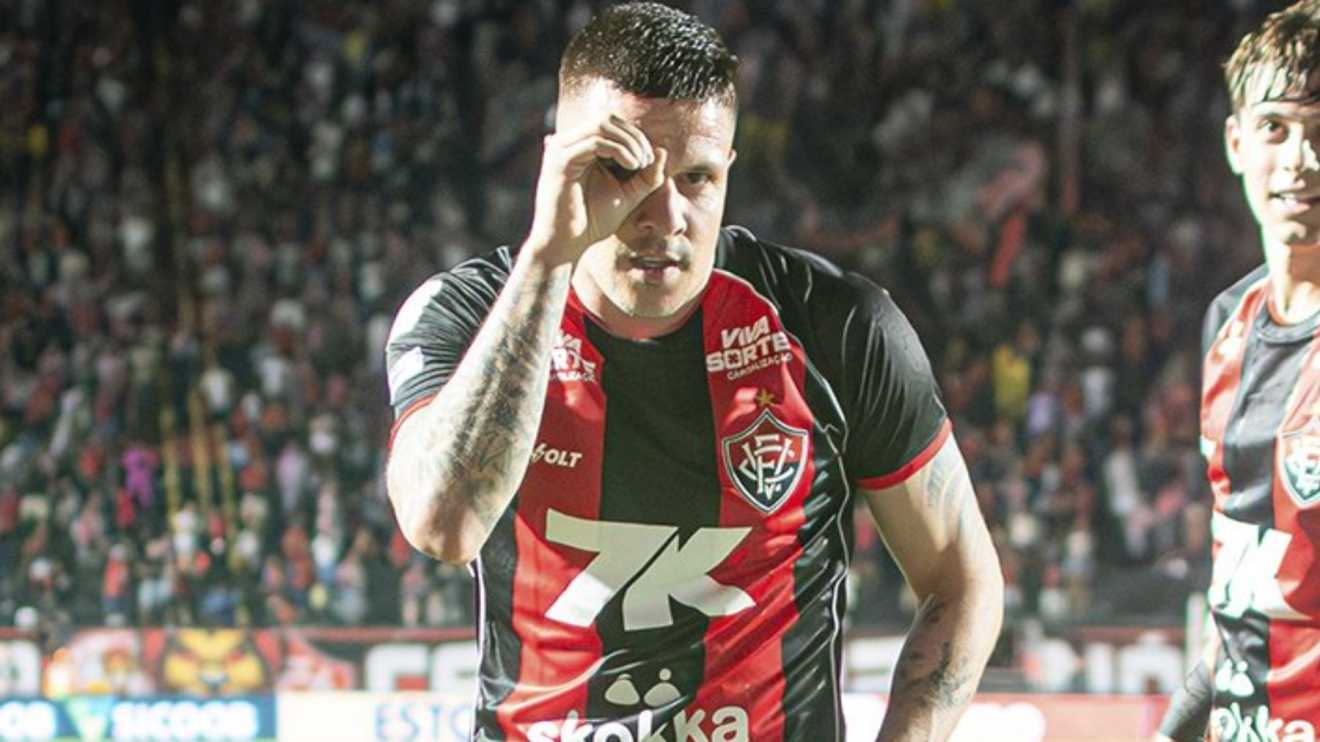 Renato Kayzer alcança temporada mais artilheira da carreira e celebra triunfo do Vitória