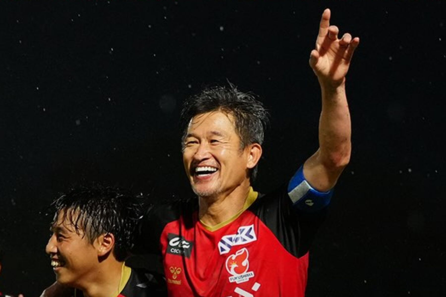 Japonês de 59 anos volta a marcar e se torna o jogador mais velho a fazer um gol