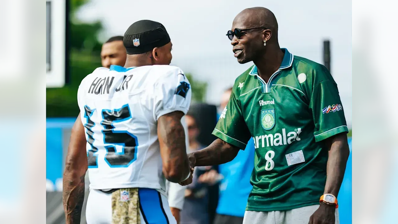 Lenda da NFL aparece com camisa histórica do Palmeiras em treino dos Panthers