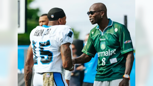 Chad Ochocinco com a camisa do Palmeiras