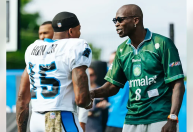 Lenda da NFL aparece com camisa histórica do Palmeiras em treino dos Panthers