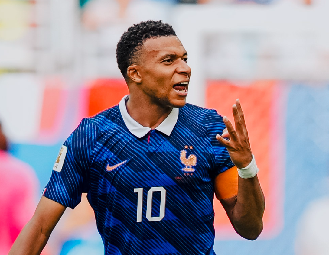 Mbappé prevê novos títulos com a França e lamenta frustração na Copa: 'Dói'