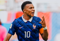 Mbappé prevê novos títulos com a França e lamenta frustração na Copa: 'Dói'