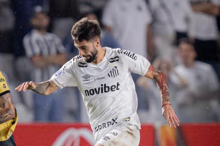 Lautaro Díaz em ação pelo Santos na temporada 2026
