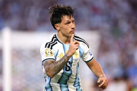 Lisandro Martínez celebra gol pela Argentina na Copa