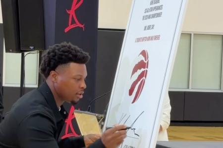 Kylw Lowry assinando contrato de um dia com o Toronto Raptors