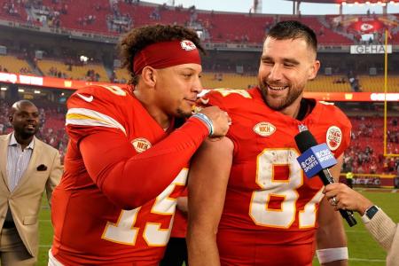 Patrick Mahomes e Travis Kelce em ação pelos Chiefs em janeiro de 2024 • Divulgação/NFL