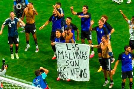 Bandeira exibida pelos jogadores da Argentina após eliminar a Inglaterra da Copa