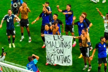 Bandeira exibida pelos jogadores da Argentina após eliminar a Inglaterra da Copa
