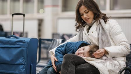 Mãe e filho aeroporto