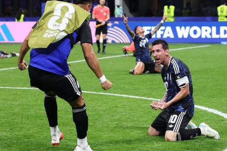 Lionel Messi celebrando vitória contra a Inglaterra na Copa