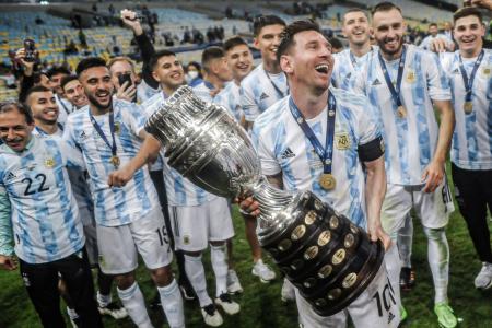Messi com a taça da Copa América de 2021, disputada no Brasil