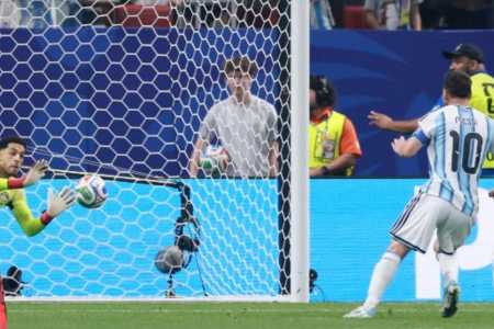 Messi desperdiça pênalti em Argentina x Egito, pela Copa do Mundo