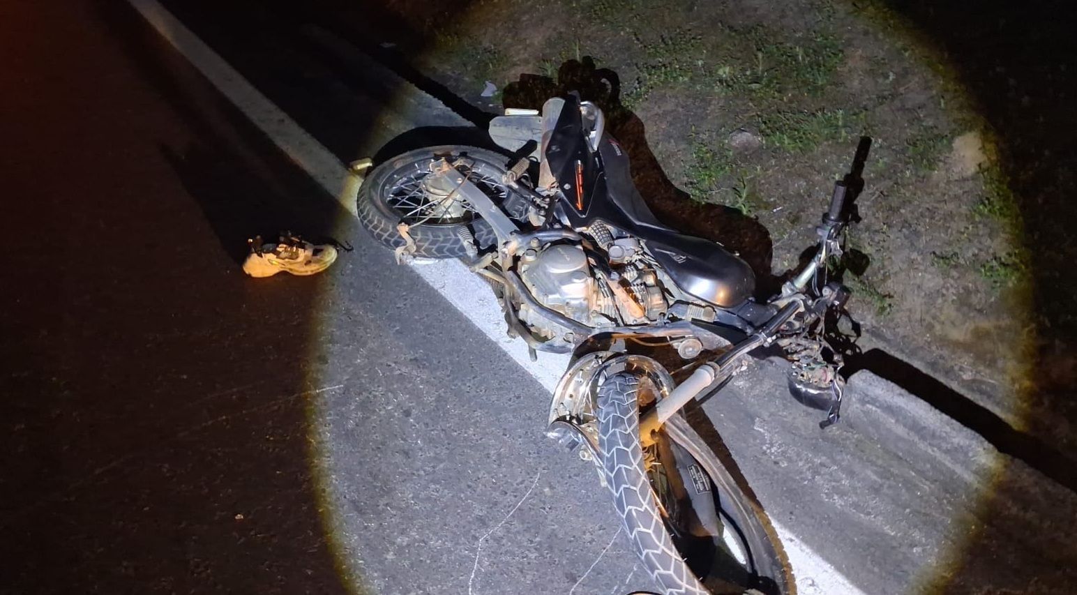 Motociclista inabilitado morre após bater em mureta na BR-116, em MG