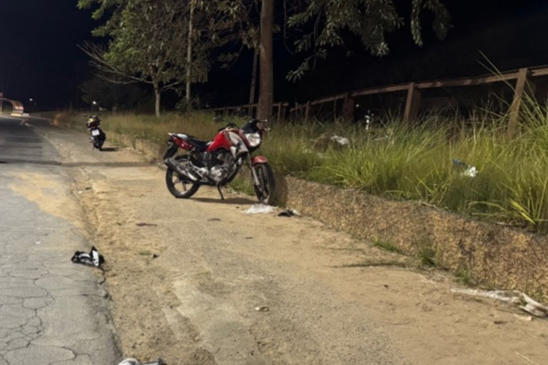 Motociclista sem CHN atropela pedestre na Avenida JK em Juiz de Fora