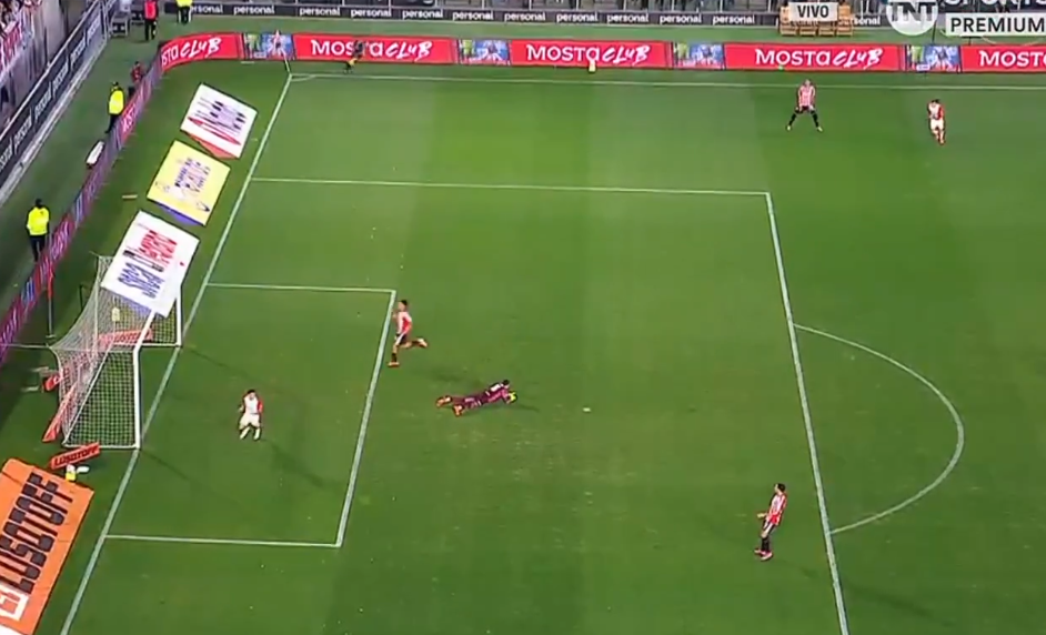 Muslera leva gol bizarro em retorno ao Estudiantes após a Copa