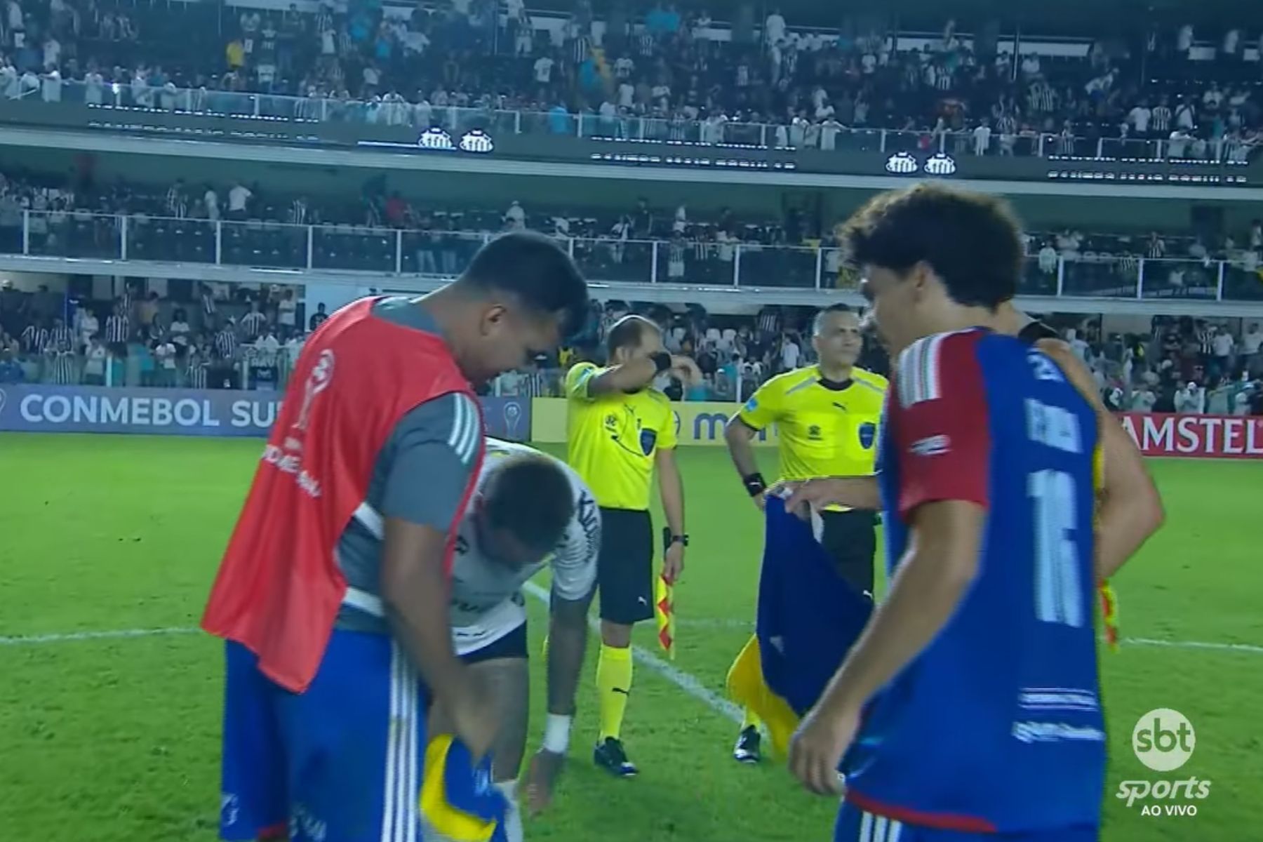 Neymar é tietado por rivais e fica até sem calção após jogo do Santos na Sul-Americana