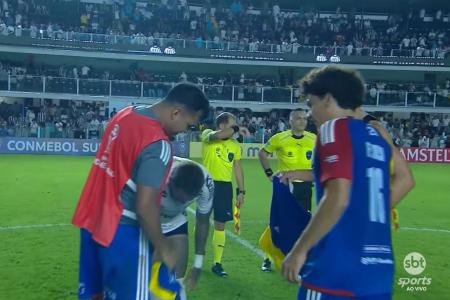 Neymar tirou o calção para entregar ao jogador venezuelano