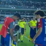 Neymar é tietado por rivais e fica até sem calção após jogo do Santos na Sul-Americana