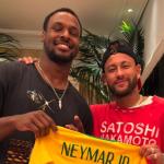 Neymar se encontra com filho de LeBron James e autografa camisa do Brasil