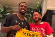 Neymar se encontra com filho de LeBron James e autografa camisa do Brasil