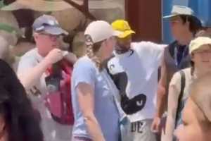 Dias após eliminação da Copa, Neymar é flagrado em parque da Universal