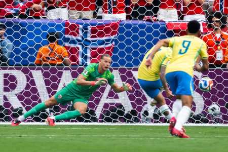 Ørjan Nyland defende pênalti de Bruno Guimarães em Brasil 1 x 2 Noruega