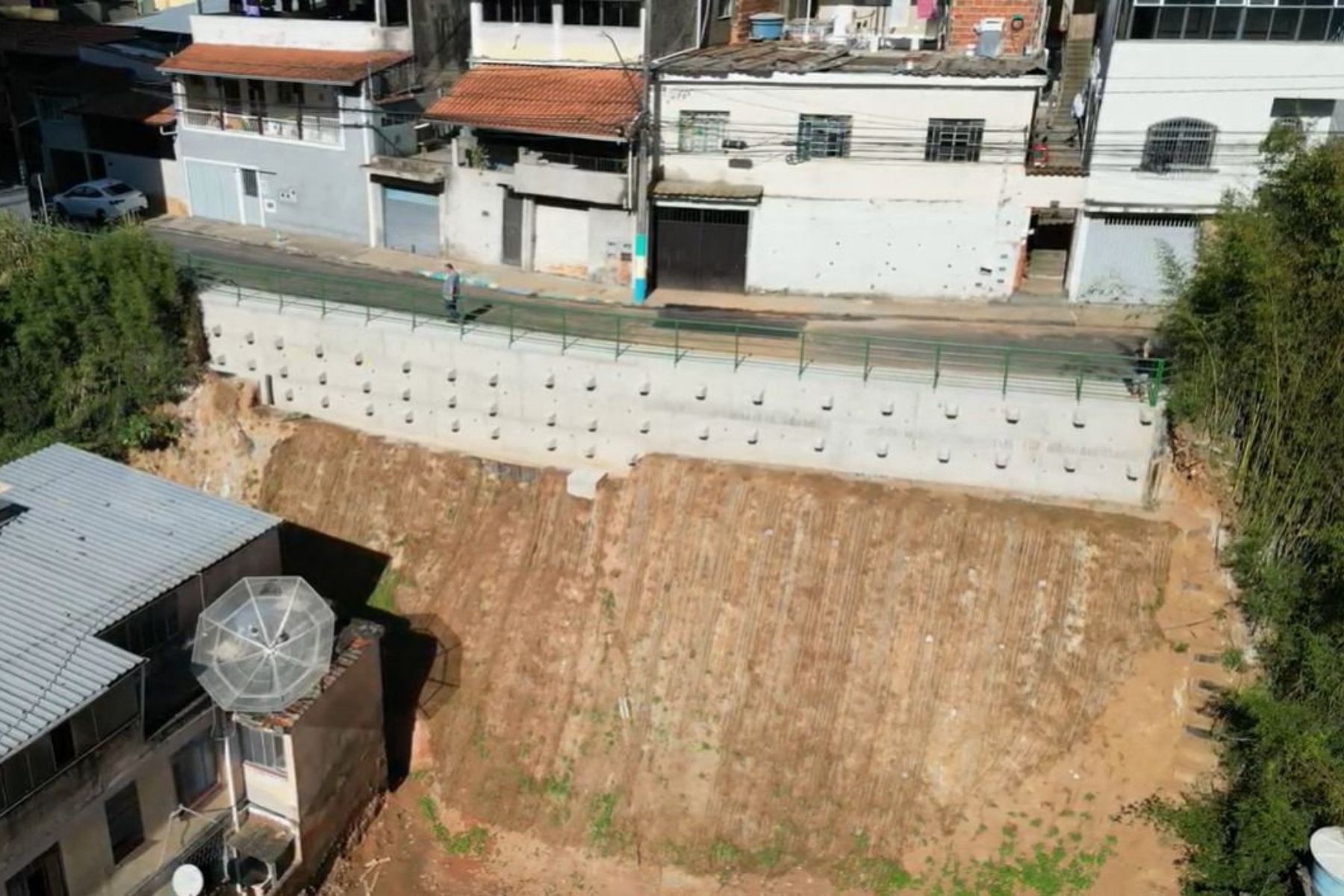 Rua Francisco Altomar é reaberta após inauguração de encosta em Juiz de Fora