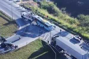 Ônibus tomba e deixa 21 feridos na BR-040 em Ribeirão das Neves; veja fotos