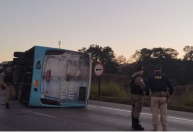 Ônibus tomba na BR-040 e deixa vários feridos na Grande BH