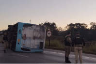 Ônibus tomba na BR-040 e deixa vários feridos na Grande BH