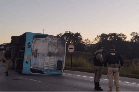 Ônibus tomba na BR-040 e deixa vários feridos na Grande BH