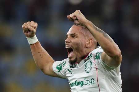 Paulinho celebra gol pelo Palmeiras na temporada 2026