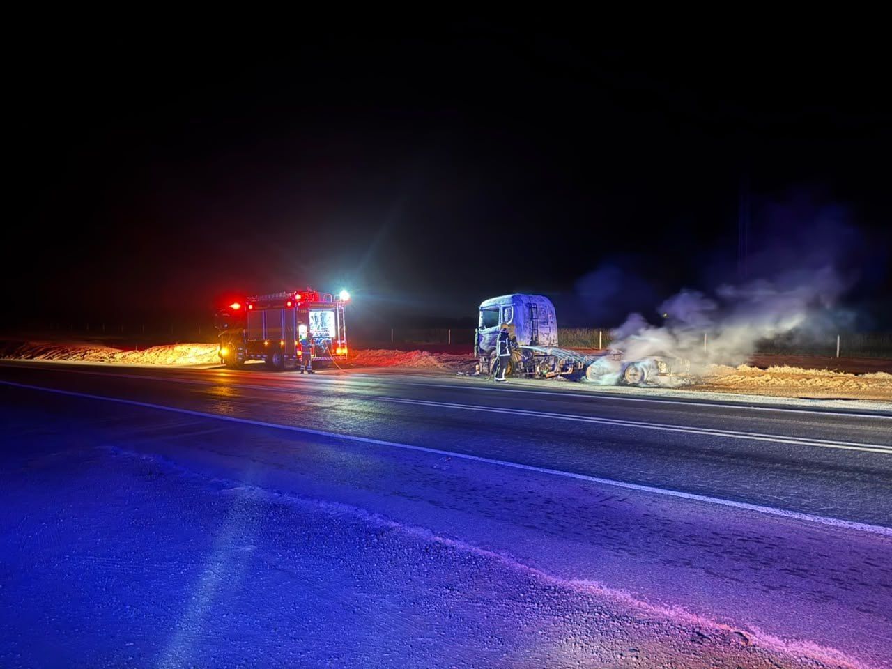 Caminhão trator pega fogo na BR-365, no interior de Minas